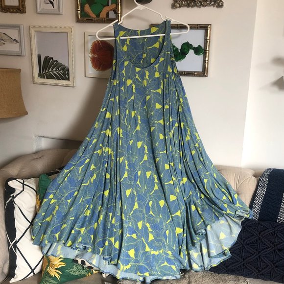 Dresses & Skirts - Tropical Leaf Print Crepe Trapeze Swing Midi Dress